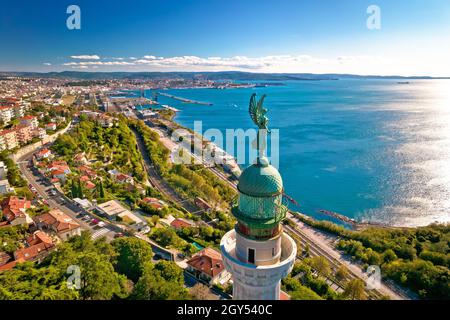 Triester Leuchtturm Phare de la Victoire und Stadtbild Panorama Luftbild, Friaul Julisch Venetien Region von Italien Stockfoto