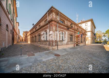 Cuneo, Piemont, Italien - 6. Oktober 2021: Der Bürgerturm (14. Jahrhundert) 52 Meter hoch, in der Via Roma vor dem Rathaus, historische Gebäude mit Stockfoto