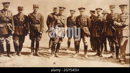 WWI - Gallipoli - mit einem Kreuz gekennzeichnet ist General Sir Ian Hamilton und Staff. Sir Ian Standish Monteith Hamilton, geboren in Korfu, ( 1853 – 1947) war ein britischer Armeeoffizier mit einer beeindruckenden britisch-imperialen Militärkarriere. Er kommandierte die Mittelmeer-Expeditionstruppe in der Gallipoli-Kampagne und wurde zweimal nominiert (aber nie mit dem Victoria-Kreuz ausgezeichnet. Stockfoto