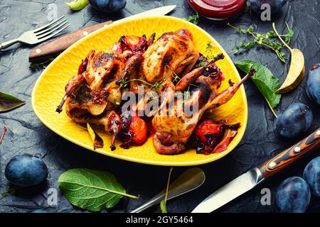 Gebratene Wachtel in Pflaumensoße. Fleisch mit Pflaume. Stockfoto