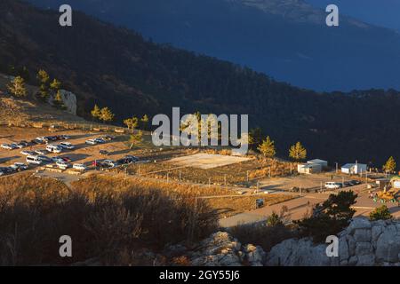Jalta Krim 13. Oktober 2019. Parken von Autos auf dem Ai-Petri-Hochplateau in den Sonnenstrahlen. Der höchste Berg und beliebt bei Touristen. Schön traurig Stockfoto