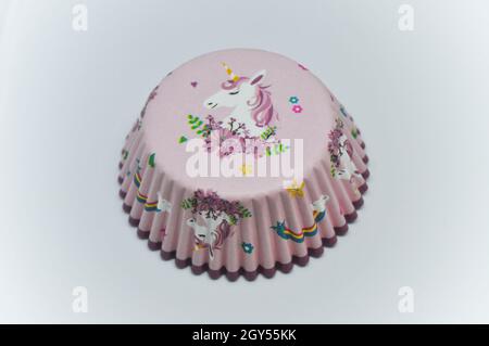 Leere Einhorn-Cup-Kuchenhüllen vor weißem Hintergrund Stockfoto