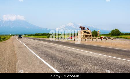Yelizovo, Russland - 17. Juli 2018: Denkmal sie tragen mit dem Jungen auf dem Hintergrund des Vulkans, in der Nähe der Straße Stockfoto
