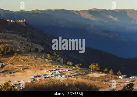 Jalta Krim 13. Oktober 2019. Parken von Autos auf dem Ai-Petri-Hochplateau in den Sonnenstrahlen. Der höchste Berg und beliebt bei Touristen. Schön traurig Stockfoto
