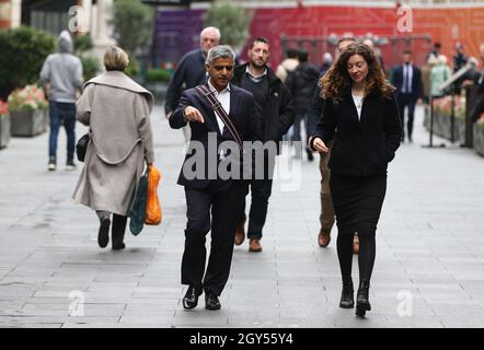 London, England, Großbritannien. Oktober 2021. Der Londoner Bürgermeister SADIQ KHAN wird vor den LBC-Studios im Zentrum Londons gesehen, nachdem er in einer Radio-Show am Telefon zu sehen war. (Bild: © Tayfun Salci/ZUMA Press Wire) Bild: ZUMA Press, Inc./Alamy Live News Stockfoto