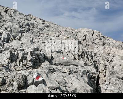 Wanderweg über die Felsen am Silberner Berg im Kanton uri in der schweiz, Wegschilder auf Felsen gemalt, Stockfoto