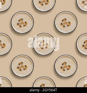 Nahtloses Muster aus Pilzsahnesuppe auf beigem Hintergrund. Stockfoto