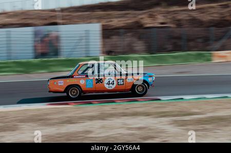 Italien, september 11 2021. Vallelungaklassiker. 70er Jahre Oldtimer-Rennen verschwommener Bewegungshintergrund von BMW 2002 TI auf Asphalt-Rennstrecke Stockfoto