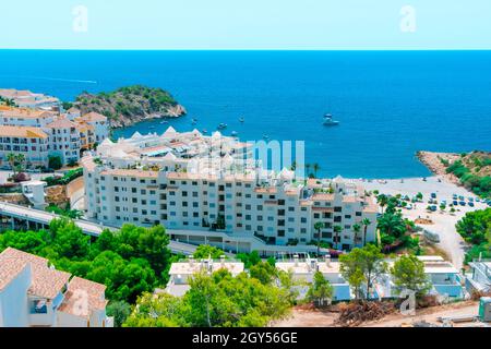 Ein Luftbild über den Mascarat-Strand in Altea, Spanien, in der Valencianischen Gemeinschaft, Spanien, mit einigen Wohnblöcken neben dem Strand und der Punta del Stockfoto