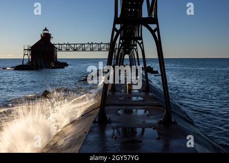 Ein Wellenbrecher Leuchtturm am Morgen auf dem Lake Michigan. Stockfoto