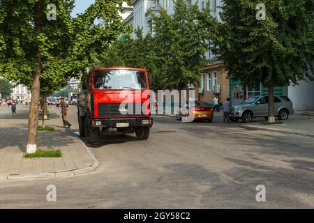 Pjöngjang, Nordkorea - 29. Juli 2014: Der MAZ-LKW ist in der Pjöngjang Straße geparkt. Stockfoto