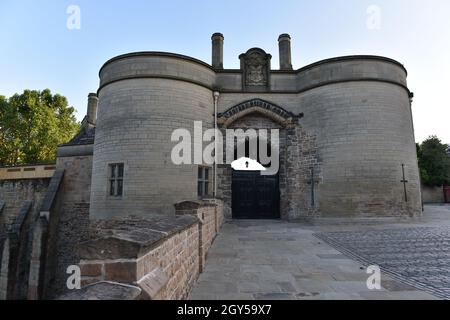 Nottingham, England - 08. Oktober 2021: Das Torhaus von Nottingham Castle. Das Schloss ist ein wichtiges Wahrzeichen und eine Touristenattraktion in Nottingham. Stockfoto