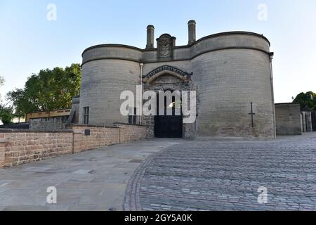 Nottingham, England - 08. Oktober 2021: Das Torhaus von Nottingham Castle. Das Schloss ist ein wichtiges Wahrzeichen und eine Touristenattraktion in Nottingham. Stockfoto