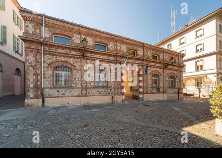 Cuneo, Piemont, Italien - 6. Oktober 2021: Der Bürgerturm (14. Jahrhundert) 52 Meter hoch, in der Via Roma vor dem Rathaus, historische Gebäude mit Stockfoto