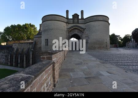 Nottingham, England - 08. Oktober 2021: Das Torhaus von Nottingham Castle. Das Schloss ist ein wichtiges Wahrzeichen und eine Touristenattraktion in Nottingham. Stockfoto