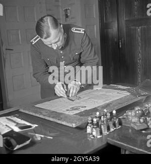 Ein Polizist des Verkehrsunfallkommandos erstellt einen Straßenplan, Deutschland 1930er Jahre. Ein Polizist Der Verkehrsunfallkommando Zeichnung eine Straßenkarte, Deutschland 1930. Stockfoto