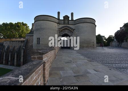 Nottingham, England - 08. Oktober 2021: Das Torhaus von Nottingham Castle. Das Schloss ist ein wichtiges Wahrzeichen und eine Touristenattraktion in Nottingham. Stockfoto