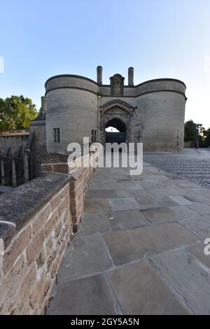 Nottingham, England - 08. Oktober 2021: Das Torhaus von Nottingham Castle. Das Schloss ist ein wichtiges Wahrzeichen und eine Touristenattraktion in Nottingham. Stockfoto