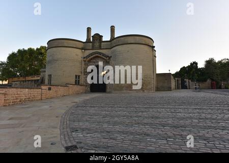 Nottingham, England - 08. Oktober 2021: Das Torhaus von Nottingham Castle. Das Schloss ist ein wichtiges Wahrzeichen und eine Touristenattraktion in Nottingham. Stockfoto