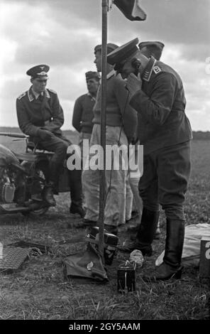 Ein Telefonat mit dem Bodenpersonal über das feldtelefon bei der Flieger Ausbildungsstelle Schönwalde, Deutschland 1930er Jahre. Ein Anruf für den Boden statt über das Feld Telefon am Flieger Ausbildungsstelle Schoenwalde, Deutschland 1930. Stockfoto