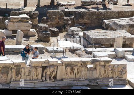 A, GRIECHENLAND - 26. Sep 2021: Das antike Theater des Dionysos unter der Akropolis, Athen Griechenland Stockfoto