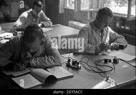 Die Rekruten der Flieger Ausbildungsstelle Schönwalde bei einer schriftlichen Ausarbeitung, Deutschland 1930er Jahre. Die rekruten ein Papier über ihre Kenntnisse, Deutschland 1930. Stockfoto