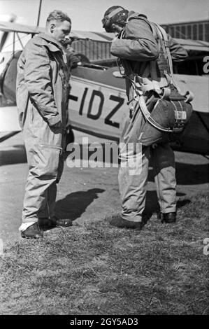 Zwei Fliegerrekruten der Flieger Ausbildungsstelle Schönwalde in ihrem Anzug Fliegerkombi, Deutschland 1930er Jahre. Zwei Rekruten, der Deutschen Luftwaffe in ihrer fliegenden Overalls, Deutschland 1930. Stockfoto