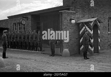 Rekruten der Flieger Ausbildungsstelle Schönwalde sind angetreten, Deutschland 1930er Jahre. Rekruten gebildet, Deutschland 1930. Stockfoto