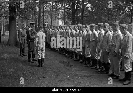 Rekruten der Flieger Ausbildungsstelle Schönwalde sind angetreten, Deutschland 1930er Jahre. Rekruten gebildet, Deutschland 1930. Stockfoto