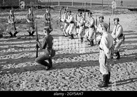 Rekrut der Flieger Ausbildungsstelle Schönwalde beim Strafexerzieren, Deutschland 1930er Jahre. Rekruten trainieren, Deutschland 1930. Stockfoto