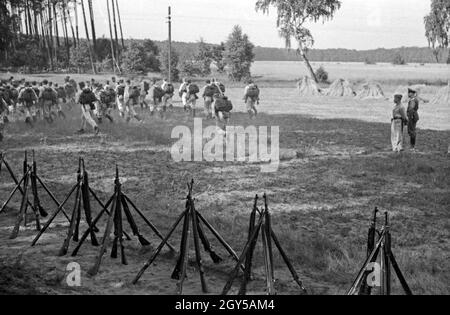 Rekruten der Flieger Ausbildungsstelle Schönwalde bei einer Geländeübung, Deutschland 1930er Jahre. Rekruten auf ein Feld übung, Deutschland 1930. Stockfoto