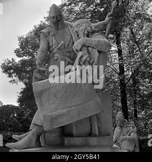 Siegesallee in Berlin sterben, hier sterben Figuren Johann I. und Otto III., Deutschland 30er Jahre. Die siegesallee in Berlin: Statuen von Johann I. und Otto III., Deutschland 1930. Stockfoto