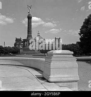 Siegessäule und der Reichstag in Berlin, Deutschland, 1930er Jahre. Die Berliner Victor Spalte und der Reichstag, Deutschland 1930. Stockfoto