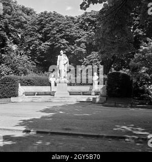 Siegesallee in Berlin sterben, hier sterben Figur Kaiser Wilhelm I., Deutschland 1930er Jahre. Die siegesallee in Berlin: Statue des deutschen Kaisers Wilhelm I., Deutschland 1930. Stockfoto