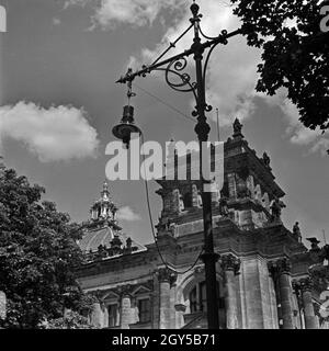 Straßenlaterne vor dem Reichstagsgebäude in Berlin, Deutschland, 1930er Jahre. Straßenlaterne vor dem Berliner Reichstag, 1930er Jahre. Stockfoto