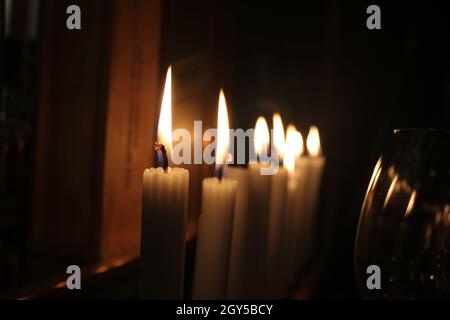 Brennende Kerzen mit dunklem Hintergrund. Stockfoto