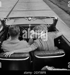 Das telefunken Auto Super Autoradio im Armaturenbrett eines Cabrios, auf der Autobahn um Berlin, Deutschland 1930er Jahre. Der Telefunken Auto Super Auto radio an einem Auto Armaturenbrett, auf der Autobahn rund um Berlin, Deutschland 1930. Stockfoto