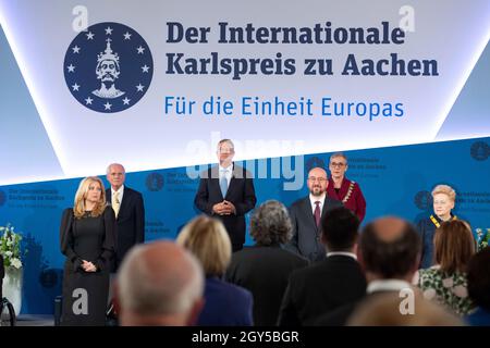 Preisträger Klaus IOHANNIS, Präsident Rumäniens, Mitte, Übersicht, von links: Zuzana CAPUTOVA, Politikerin, Präsident der Slowakei, Dr. Jürgen LINDEN, (JÃ rgen), Präsident des Verwaltungsrats des Karlspreises, Preisträger Klaus IOHANNIS, Präsident Rumäniens, Charles MICHEL, Belgien, Politiker, Die Präsidentin des Europäischen Rates, der Europarat, Sibylle KEUPEN, die Bürgermeisterin von Aachen, Dalia GRYBAUSKAITE, Ehemaliger Politiker, Staatspräsident Litauens, Internationaler Karlspreis der Stadt Aachen, Preisverleihung im Rathaus Aachen am 2. Oktober 2021. Â Stockfoto