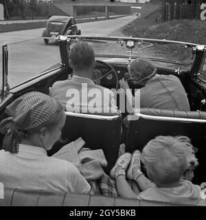 Das telefunken Auto Super Autoradio im Armaturenbrett eines Cabrios, auf der Autobahn um Berlin, Deutschland 1930er Jahre. Der Telefunken Auto Super Auto radio an einem Auto Armaturenbrett, auf der Autobahn rund um Berlin, Deutschland 1930. Stockfoto