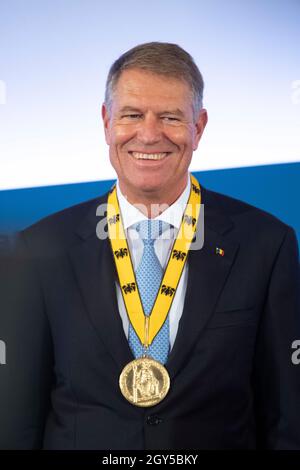 Preisträger Klaus IOHANNIS, Präsident Rumäniens, mit der Charles Medal, Internationaler Karlspreis der Stadt Aachen, Preisverleihung am 2. Oktober 2021 im Rathaus Aachen. Stockfoto