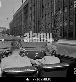 Das telefunken Auto Super Autoradio im Armaturenbrett eines Cabrios in Berlin, Deutschland, 1930er Jahre. Der Telefunken Auto Super Auto radio an einem Auto Armaturenbrett, in Berlin, Deutschland 1930. Stockfoto