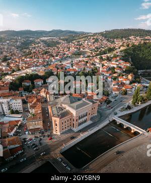 Drohnenansicht des Rathauses von Sarajevo und des Flusses Miljacka Stockfoto
