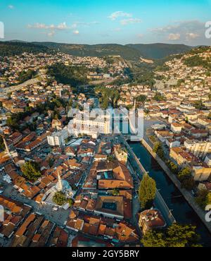 Luftaufnahme der Innenstadt von Sarajevo, des Rathauses und des Flusses Miljacka Stockfoto