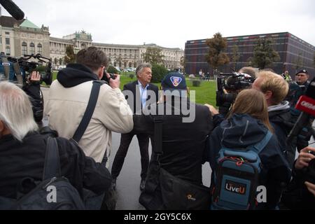 Wien, Österreich. 07. Okt. 2021. Der österreichische Vizekanzler Werner Kogler von den Grünen auf dem Weg zum Bundespräsidenten zu einer nicht öffentlichen Medienernennung. Thema: Regierungskrise in Osterreich. Kredit: Franz Perc / Alamy Live News Stockfoto