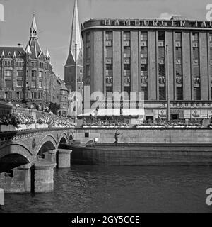 Blick von der Ecke Jungfernstieg und Alsterarkaden über die Kleine Alster in die Bergstraße in die Petrikirche in Hamburg, Deutschland 1930er Jahre. Blick von der Ecke Jungfernstieg und Alsterarkaden durch die Bergstraße Straße St. Petri Kirche in Hamburg, Deutschland 1930. Stockfoto