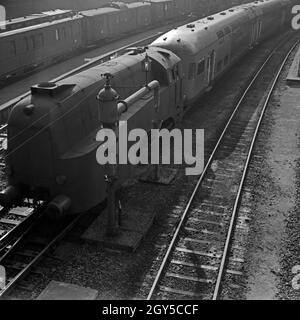 Besonderheit auf der Schiene: Der Henschel Wegmann Zug, gezogen von einer Lokomotive der Baureihe 61, fährt in den Hauptbahnhof Hamburg ein, Deutschland 1936. Etwas Besonderes auf der Bahnstrecke: Eine Henschel Wegmann Zug mit einer Lok der Baureihe 61, am Hamburger Hauptbahnhof ankommen, Deutschland 1930. Stockfoto