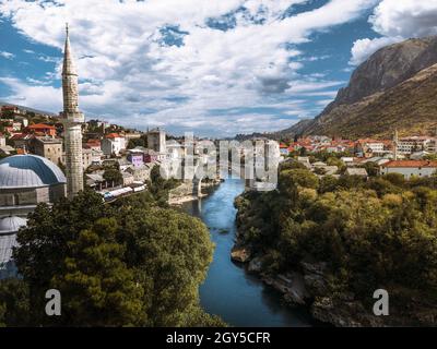 Panoramablick auf die 'Stari Most' alte Brücke in Mostar über den Fluss Neretva Stockfoto