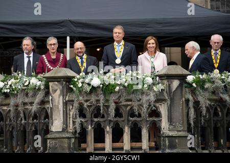 Preisträger Klaus IOHANNIS, Präsident Rumäniens, mit seiner Frau Carmen auf dem Rathausbalkon, mitte, von links: Heinrich KARNER, Ehemann von Sibylle KEUPEN, Oberbürgermeister von Aachen, Sibylle KEUPEN, Oberbürgermeister von Aachen, Martin SCHULZ, Politiker, ehemaliger Präsident des Europäischen Parlaments, Preisträger Klaus IOHANNIS, Präsident Rumäniens, Mit seiner Frau Carmen, Dr. Jürgen LINDEN, (Jurgen), Vorsitzender des Präsidiums des Karlspreises, Herman van ROMPUY, ehemaliger Präsident des Europarates, Internationaler Karlspreis der Stadt Aachen, Preisverleihung im Rathaus der AA Stockfoto
