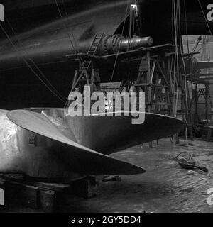 Das 1928 gebaute deutsche Passagierschiff "Europa" im Dock in Bremerhaven, Deutschland 1930er Jahre. Deutsches Fahrgastschiff "Europa" bei der Werftzeit in Bremerhaven, Deutschland 1930. Stockfoto