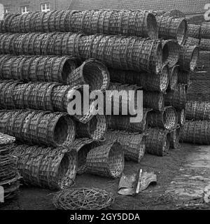 24 Stunden Reportage: Betrieb im Fischereihafen Wesermünde - Körbe im Hafen, Deutschland 1930er Jahre. 24 Stunden Berichterstattung live von Fischereihafen Wesermuende-Baskets am Kai, Deutschland 1930. Stockfoto